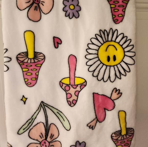 NWT Adorable ๐ Mushroom with ๐ flowers soft Blanket ! - Picture 7 of 7